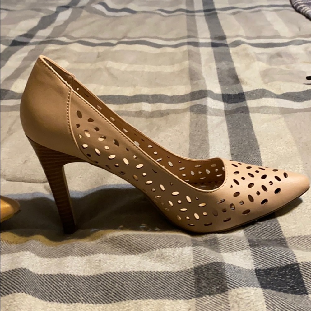 Tan Pumps - Picture 3 of 5